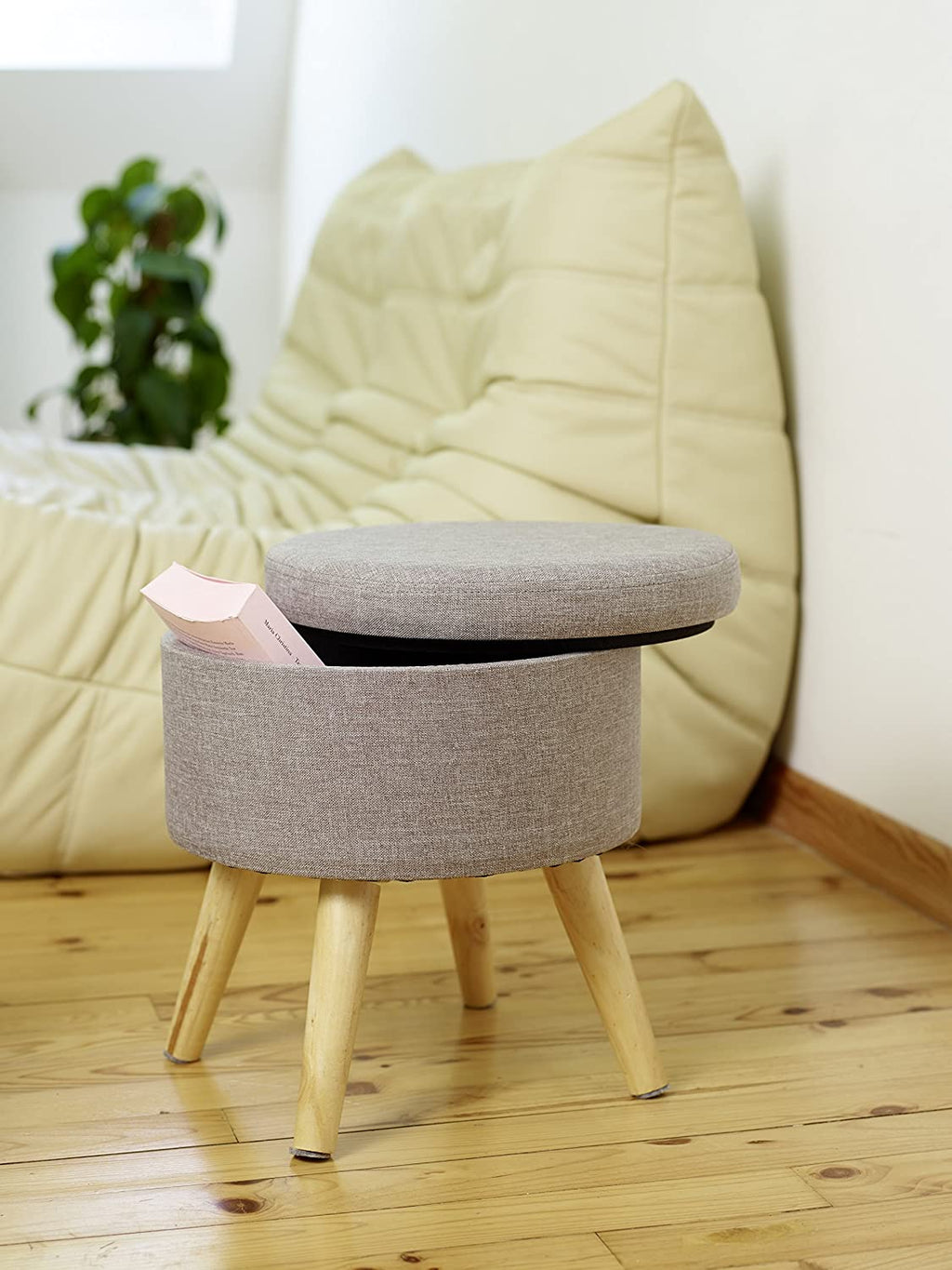Sitzhocker "Max" mit Holzfüßen und Stauraum