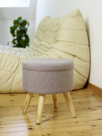 Sitzhocker "Max" mit Holzfüßen und Stauraum