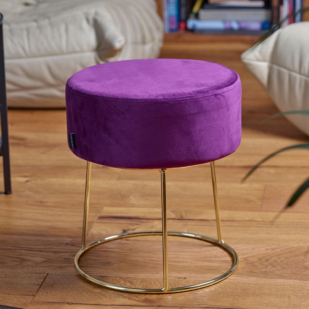 Sitzhocker "Marylin" mit Samtbezug und goldenen Metallbeinen