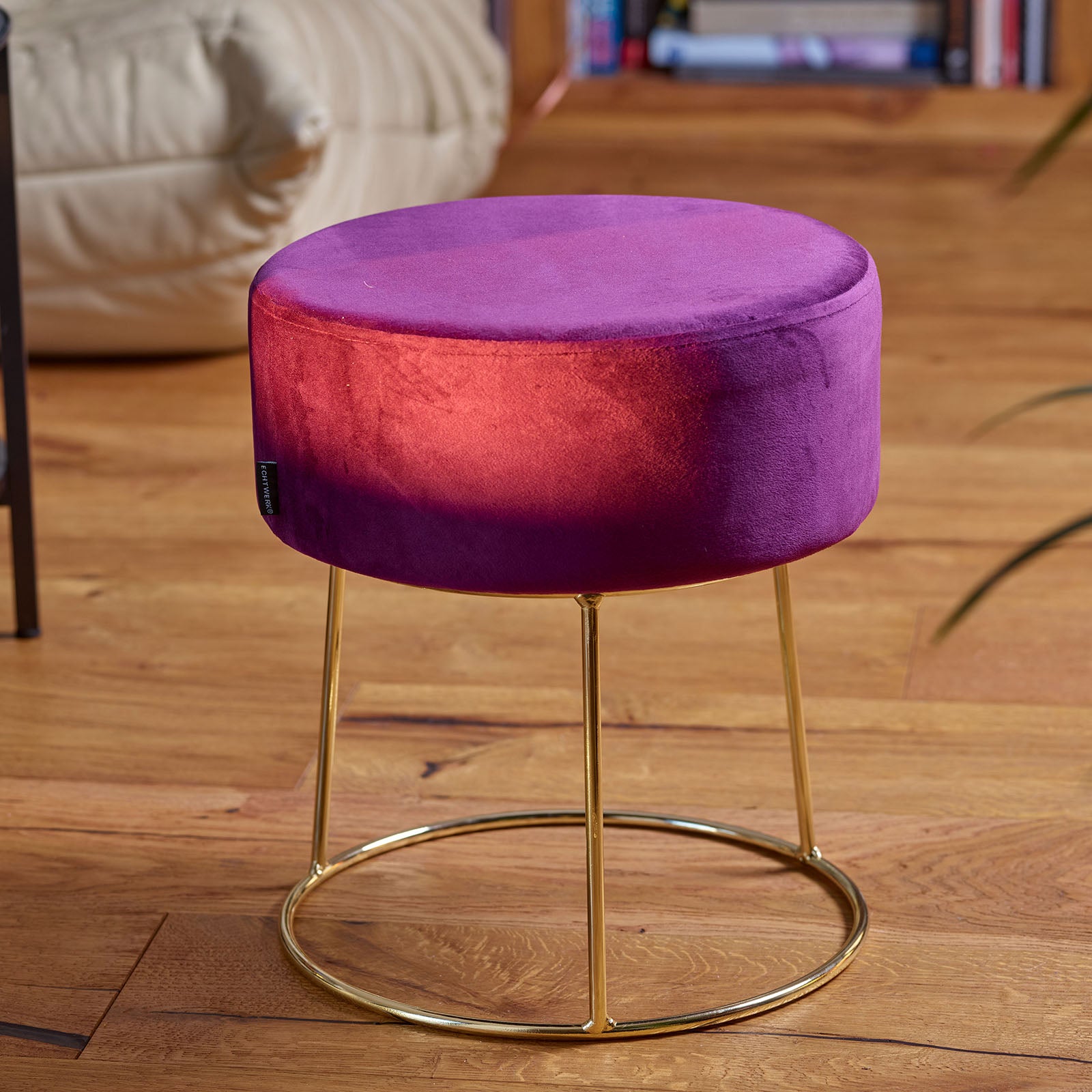 Sitzhocker "Marylin" mit Samtbezug und goldenen Metallbeinen
