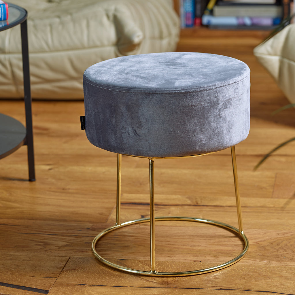 Sitzhocker "Marylin" mit Samtbezug und goldenen Metallbeinen