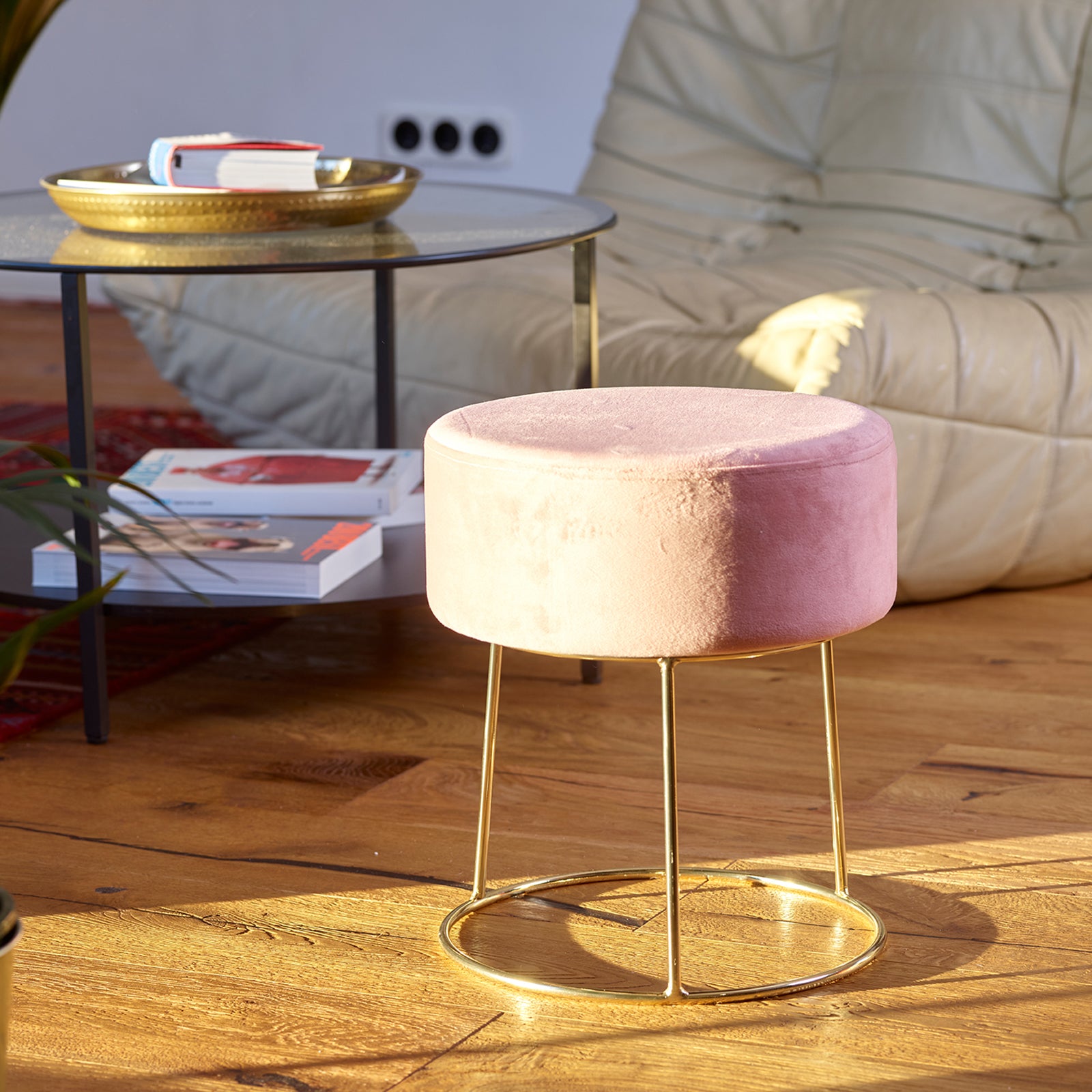 Sitzhocker "Marylin" mit Samtbezug und goldenen Metallbeinen